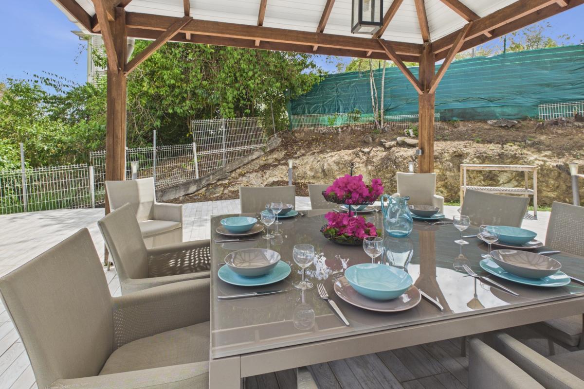 Location martinique  trois ilets 5 chambres - table repas extérieure